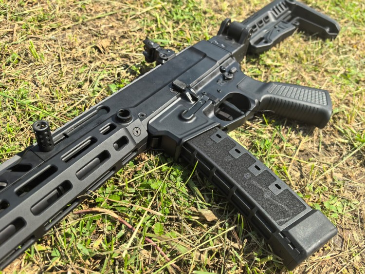 MOHAC czarny od boku.jpeg