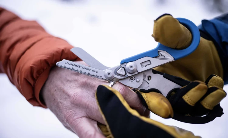 person_using_raptor_rescue_ring_cutter_to_take_someone_s_ring_off_their_finger_20260402201735.webp